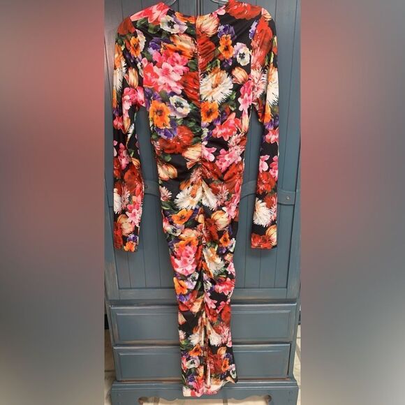 NWT! Beautiful Floral Dress - Picture 4 of 9